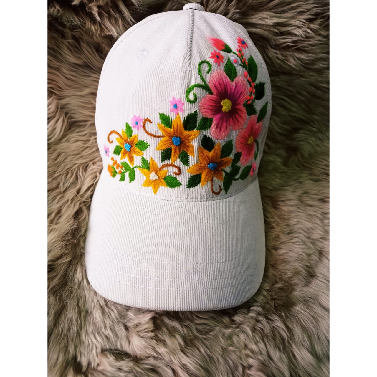 Gorras Bordadas - Cleofe Mendoza - Diseñadora De Modas